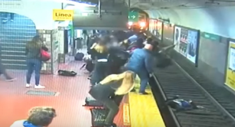 بالفيديو...إنقاذ امرأة بأعجوبة سقطت في مترو أنفاق