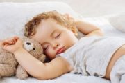 4 أغذية تساعد طفلك على النوم بهدوء
