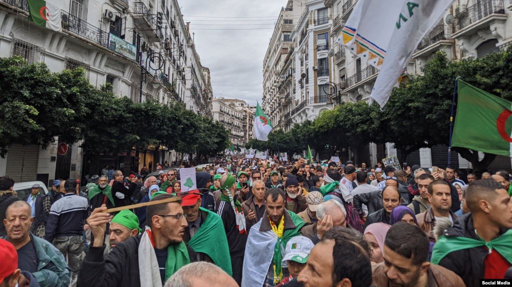 للتضييق على الحراك.. السلطات الجزائرية تستدعي 30 ناشطاً للمحاكمة