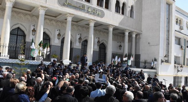 الجزائر.. القضاة يعلقون إضرابهم مراعاة لظروف البلاد