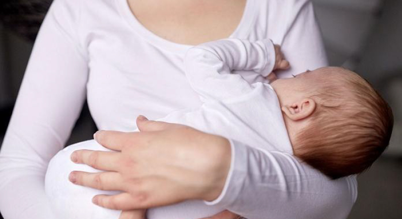 ماذا يحدث للطفل عند إطالة فترة الرضاعة الطبيعية؟