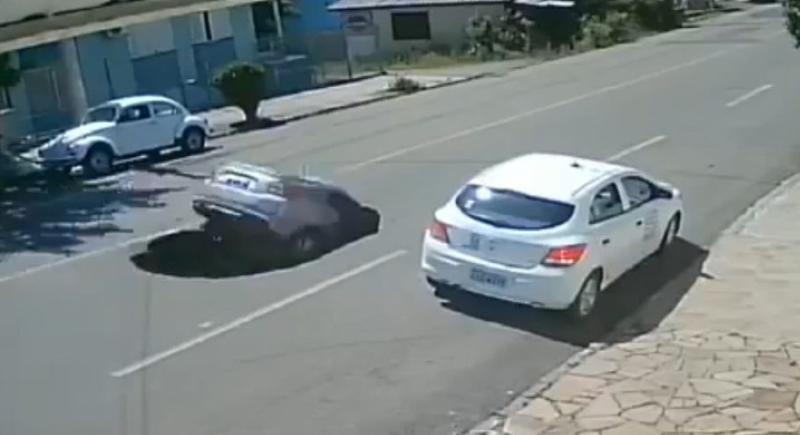 شاحنة تتسبب بحفرة على طريق لتبتلع سيارة خلفها... فيديو