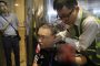 انفصلت تماما عن رأسه.. فيديو: رجل يقضم أذن متظاهر في هونج كونج