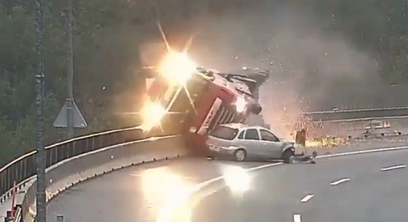 حادث غريب... سيارة صغيرة تدفع شاحنة كبيرة للسقوط من جسر (فيديو)