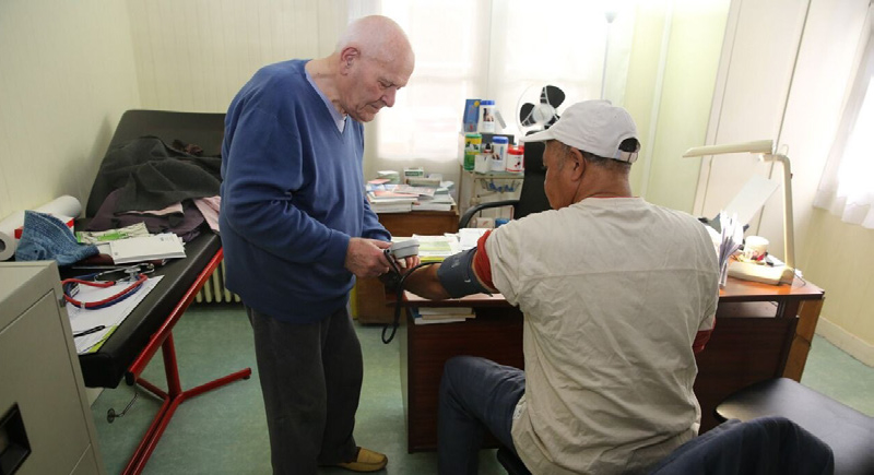 طبيب عمره يقارب الـ100 عام ومازال يعالج مرضاه