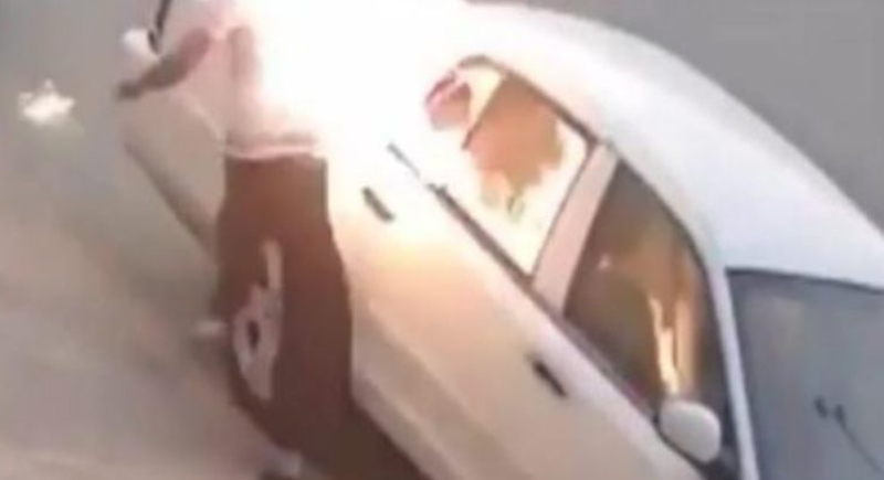 مجهول يشعل سيارة في السعودية ويكاد أن يقع في شر أعماله... فيديو