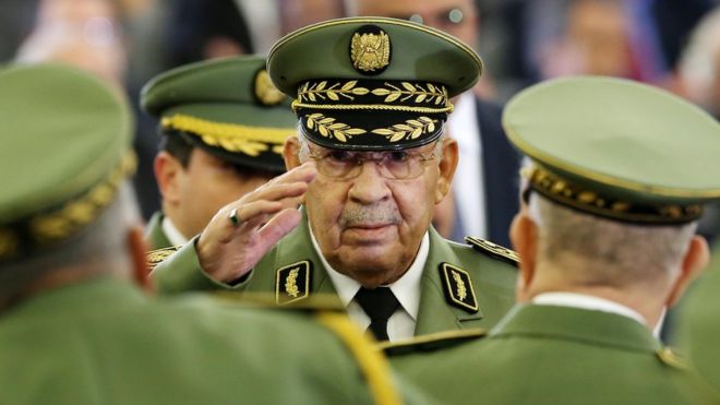 قايد صالح يوارى الثرى على وقع مطلب إنهاء عهد دولة العسكر