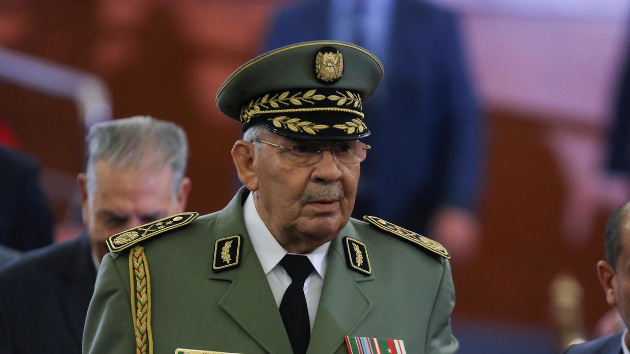 الجزائر تنتظر يومين لدفن جثمان قايد صالح