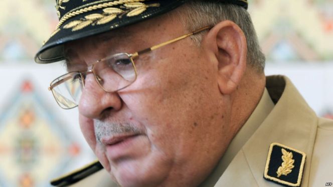 الجزائر تحضر لإلقاء النظرة الأخيرة على قايد صالح وسط مطالب بمراقبة أقاربه