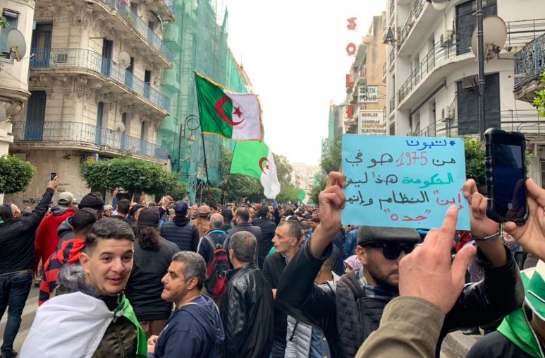 محتجون يرفضون رئيس الجزائر الجديد ويهتفون: الانتخابات مزورة