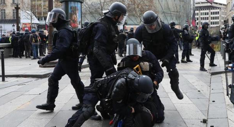 فرنسا: السجن وغرامة مالية لشرطي صفع متظاهرا