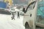 رجل ينقذ فتاة روسية من شاحنة منزلقة... (فيديو)