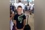 قميص يثير الفزع بأحد مطارات جنوب أفريقيا.. والأمن يجبر الطفل صاحبه على خلعه