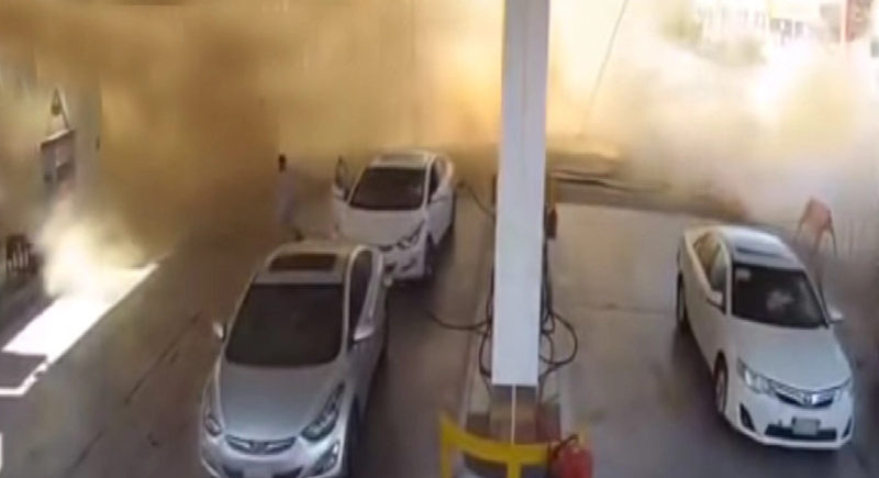 لحظة انفجار خزان محطة وقود في السعودية... (فيديو)