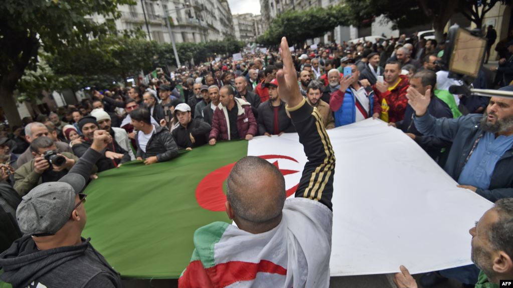 رغم وعود تبون.. الجزائريون ينزلون للشارع لتحقيق مطالبهم