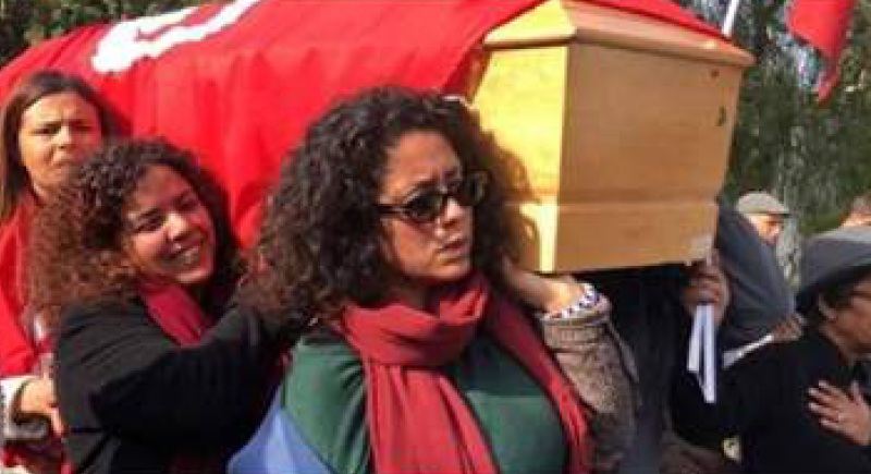 نساء حملن النعش ورقص وغناء حتى القبر.. جنازة ناشطة تحدث ضجة واسعة في تونس! (فيديو)