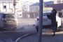شاب روسي ينجو بأعجوبة من انزلاق سيارتين نحوه بسبب الصقيع (فيديو)