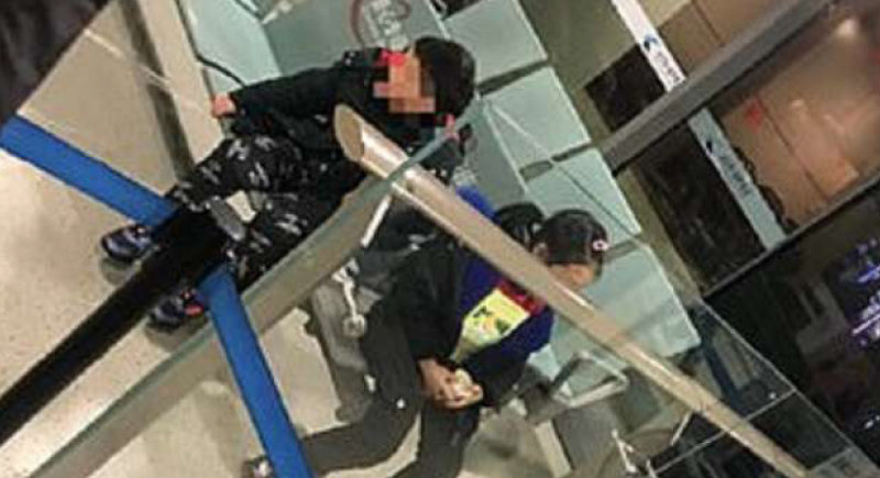 زوجان يتخليان عن طفليهما في المطار بسبب فيروس كورونا