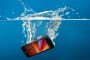 4 خطوات لإصلاح هاتفك عند سقوطه في الماء