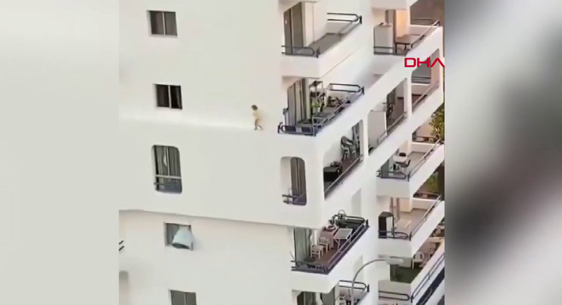 بالفيديو: مشاهد تحبس الأنفاس.. طفلة تسيير على حافة شرفة منزل والديها