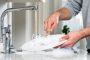 كيف نقاوم القلق والتوتر عبر غسل الصحون؟