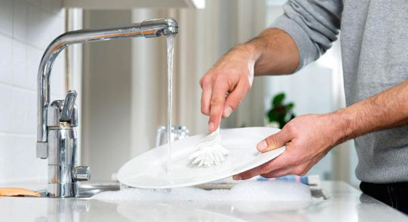 كيف نقاوم القلق والتوتر عبر غسل الصحون؟