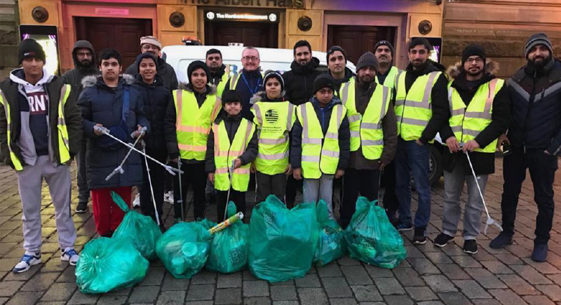 بريطانيا: مئات المسلمين يتطوعون لتنظيف الشوارع إثر احتفالات رأس السنة