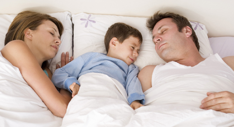 نوم الطفل مع والديه.. خطأ شائع يضر الصغار والكبار