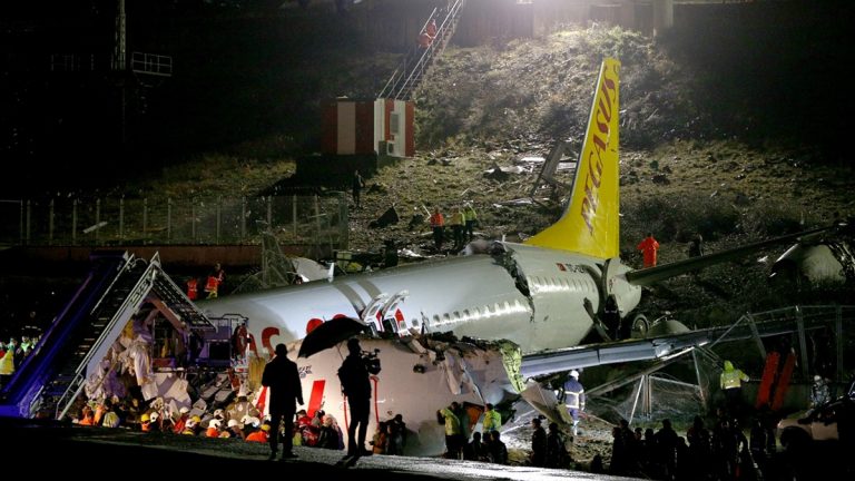 تركيا.. قتيل وعشرات الجرحى في انزلاق طائرة وانشطارها لثلاثة أجزاء
