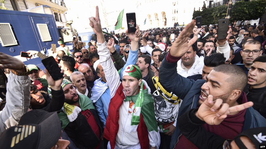 الجمعة 52 بالجزائر.. حشود غفيرة وشعارات تطالب بدولة مدنية