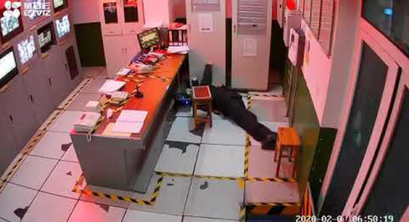 بالفيديو: مشهد مروع.. شاهد لحظة انهيار موظف صيني مصاب بال