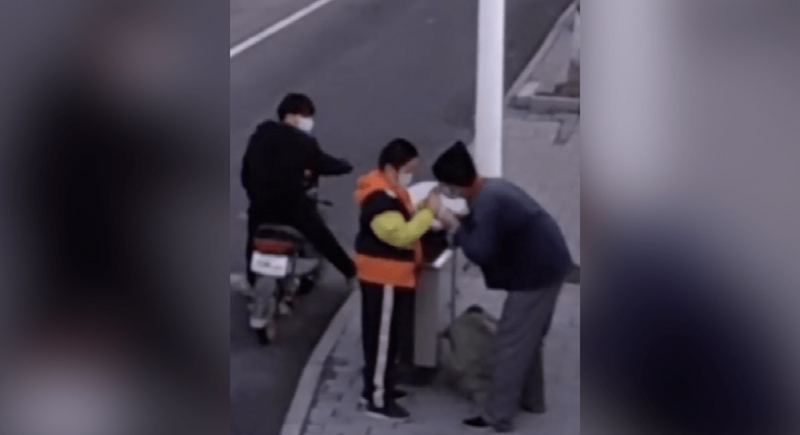 طفل صيني يوزع الكمامات على المتسولين (فيديو)