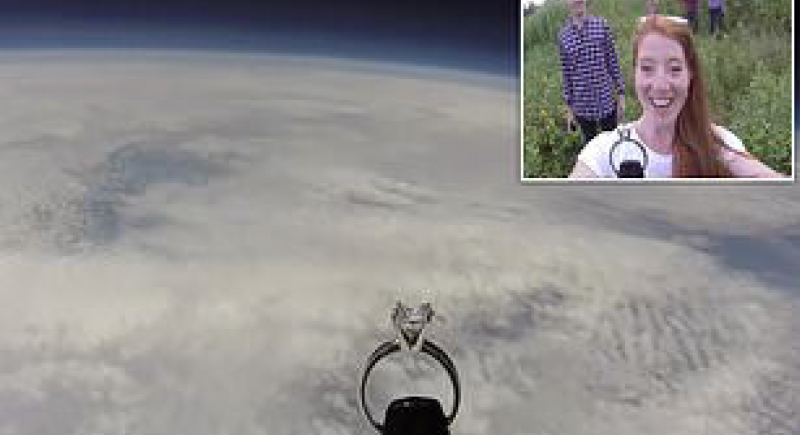 طيار يقدم خاتم الخطوبة لخطيبة عبر بالون طقس من الفضاء