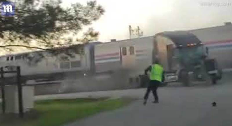 نجاة سائق شاحنة بأعجوبة لحظة اصطدامها بالقطار (فيديو)