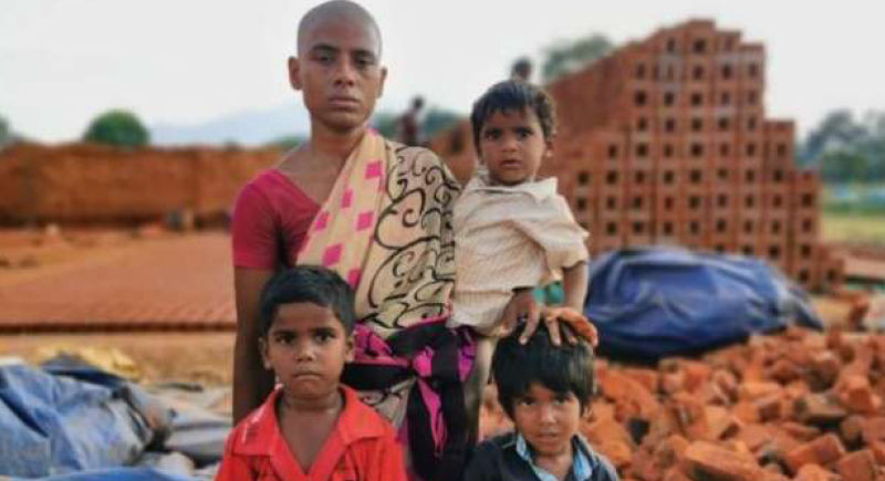 لم تأكل لـ 3 أشهر.. هندية تنقذ أولادها من الموت جوعا ببيع شعرها (صور)