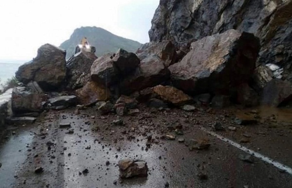 انهيارات صخرية كثيفة تقطع الطريق بين تطوان والحسيمة‎