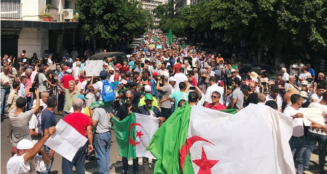 الثلاثاء الـ54 بالجزائر.. طلبة جزائريون يطالبون برحيل نظام تبون