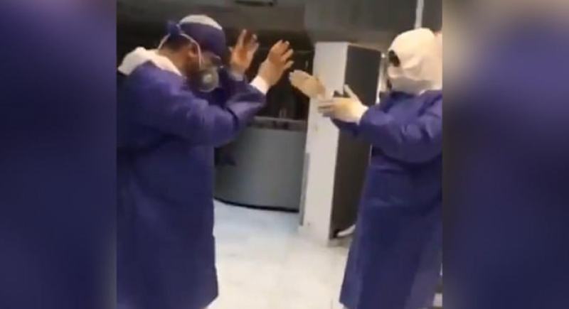 أطباء إيرانيون يرقصون في وجه فيروس كورونا (فيديو)