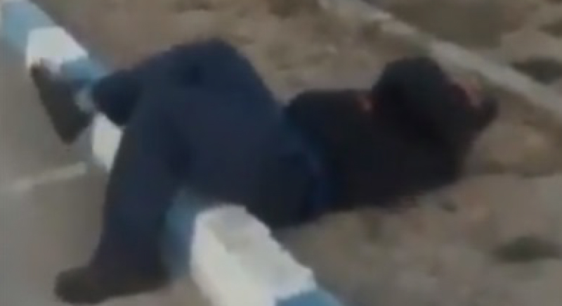 فيديو.. لحظة سقوط رجل إيراني على الأرض بسبب كورونا