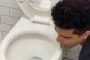 بعد تحديه فيروس كورونا.. شاب يلعق المرحاض ويصاب بالمرض (فيديو)