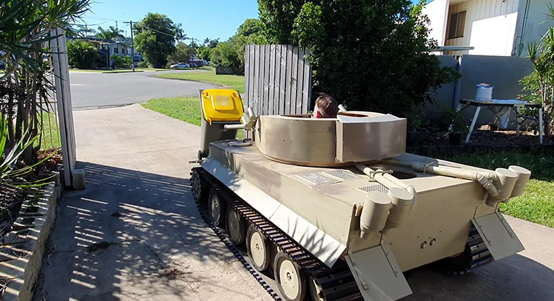 خوفا من الإصابة فيروس كورونا... أسترالي يرمي القمامة راكبا دبابة (فيديو)