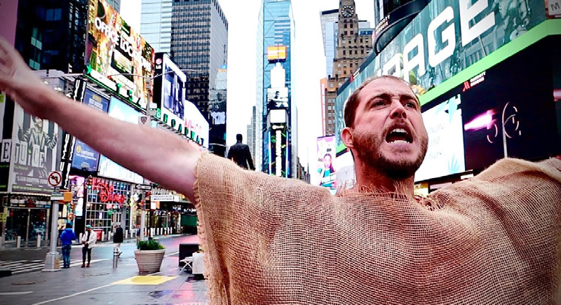 فيديو.. أمريكي يخطب في شوارع نيويورك: المسيح على الأبواب !