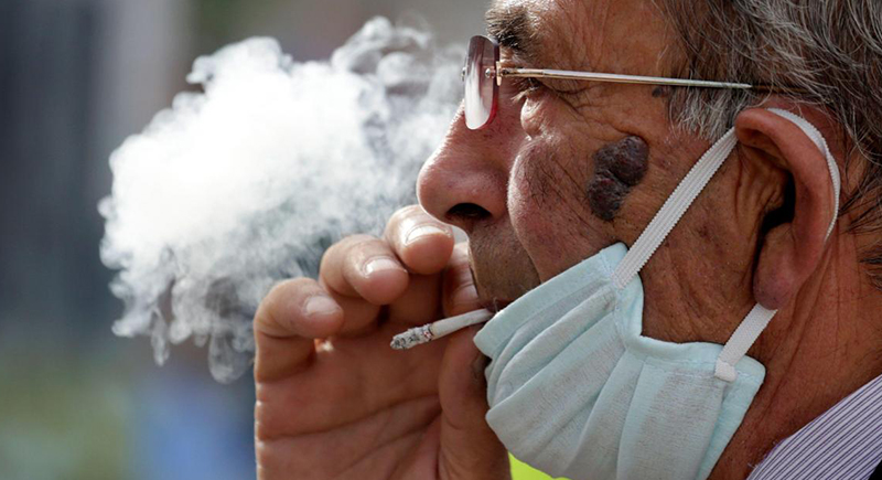 دراسة طبية تكشف 'حقيقة' ما يفعله كورونا بالمدخنين