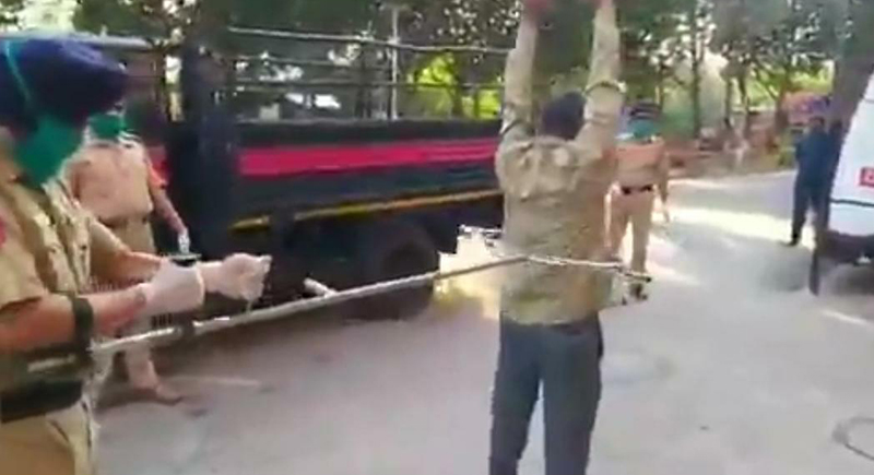 طريقة مبتكرة من الشرطة الهندية لإلقاء القبض عن بعد (فيديو)