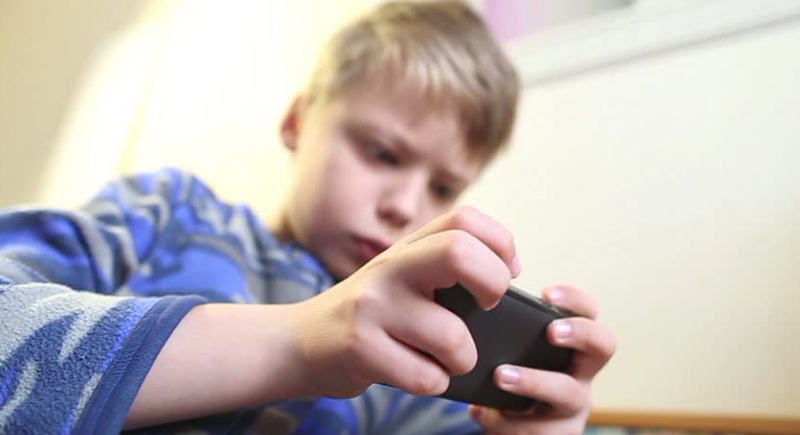 أطفال العالم في خطر.. الهاتف الذكي يؤدي لمشاكل عقلية