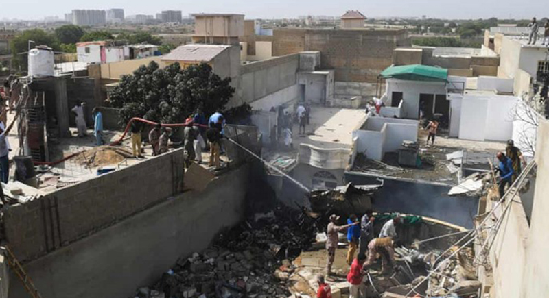 باكستان: سقوط طائرة فوق حي سكني ووفاة جميع ركابها (فيديو)