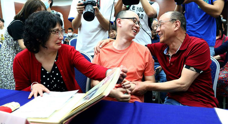 عن طريق صورة.. صيني يعثر على والديه بعد 32 عاما من اختطافه (فيديو)