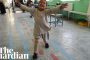 بالفيديو.. طفل يبهر الجميع برقصه فرحا لحصوله على ساق صناعية جديدة