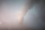 عاصفة قوية تتسبب بطيران رجل في إحدى المدن الروسية (فيديو)