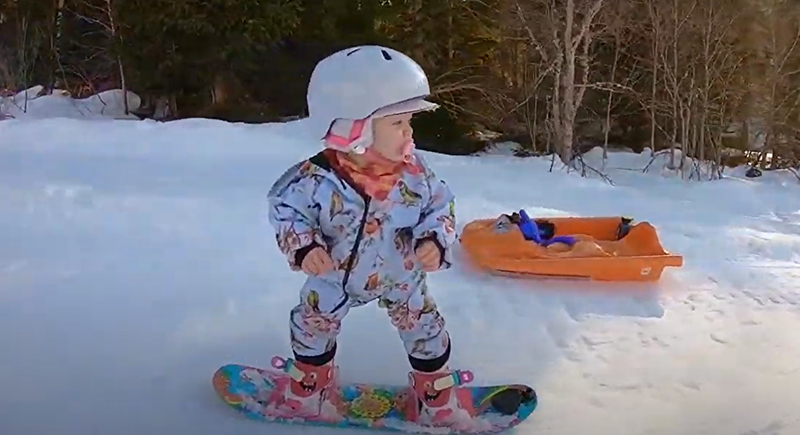 طفل عمره عام يتزلج على الثلوج باحتراف (فيديو)